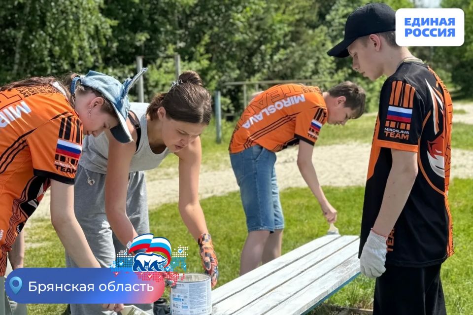 Депутат и волонтеры благоустроили территорию у озера Депутат и волонтеры благоустроили территорию у озера