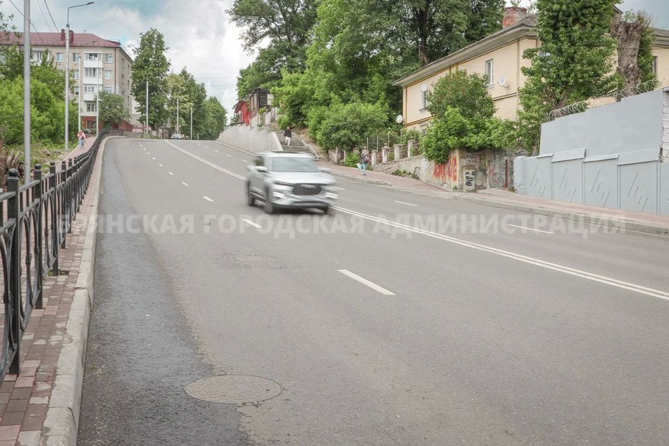 На улице Горького устанавливают ажурные ограждения На улице Горького устанавливают ажурные ограждения