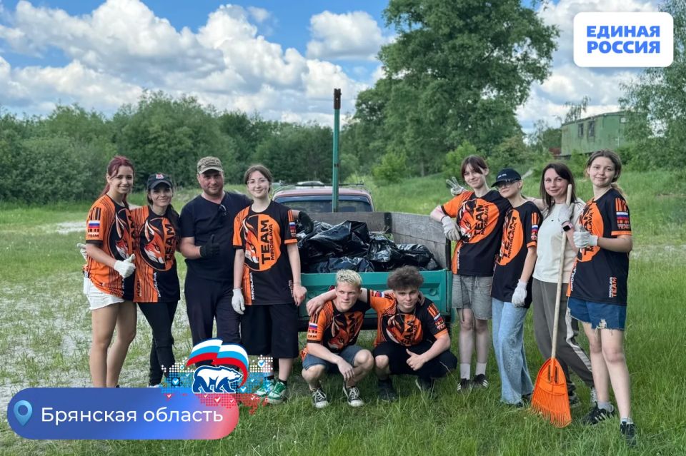 Депутат и волонтеры благоустроили территорию у озера Депутат и волонтеры благоустроили территорию у озера