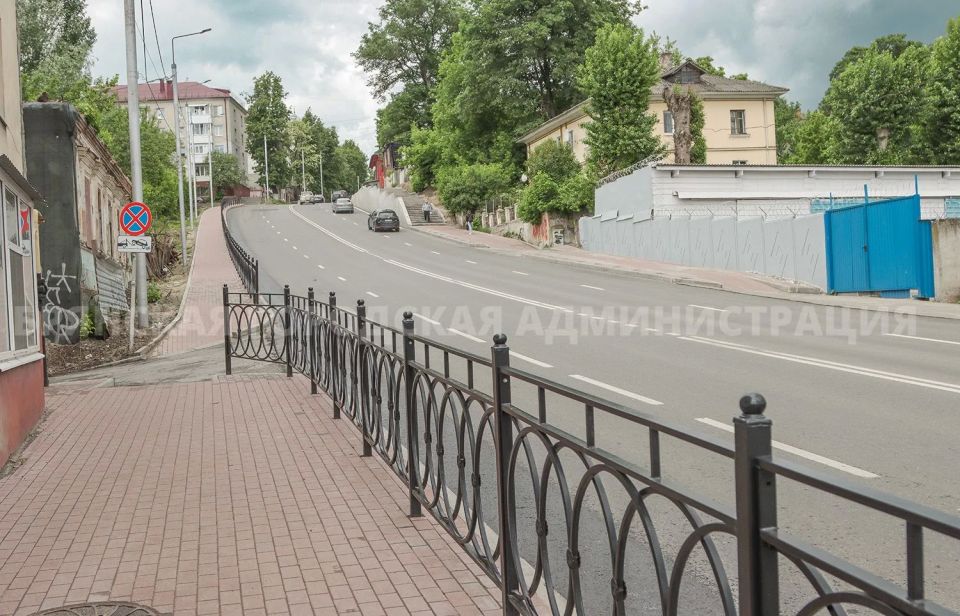 На улице Горького устанавливают ажурные ограждения На улице Горького устанавливают ажурные ограждения