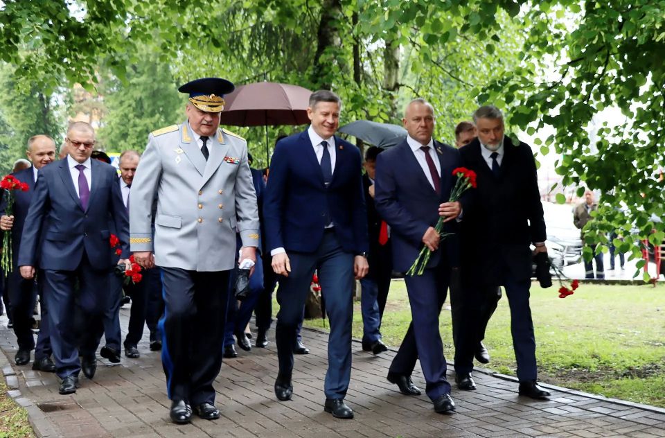 На страже рубежей: памятник Героям-пограничникам торжественно открыли в Брянске! Среди участников церемонии – руководители региона, народный артист России Дмитрий Певцов, сенаторы и депутаты Госдумы, ветераны и сотрудники... На страже рубежей: памятник Героям-пограничникам торжественно открыли в Брянске! Среди участников церемонии – руководители региона, народный артист России Дмитрий Певцов, сенаторы и депутаты Госдумы, ветераны и сотрудники...