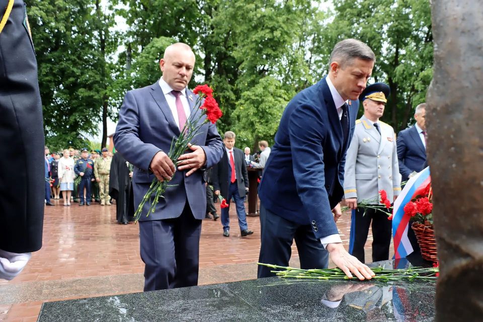 На страже рубежей: памятник Героям-пограничникам торжественно открыли в Брянске! Среди участников церемонии – руководители региона, народный артист России Дмитрий Певцов, сенаторы и депутаты Госдумы, ветераны и сотрудники... На страже рубежей: памятник Героям-пограничникам торжественно открыли в Брянске! Среди участников церемонии – руководители региона, народный артист России Дмитрий Певцов, сенаторы и депутаты Госдумы, ветераны и сотрудники...