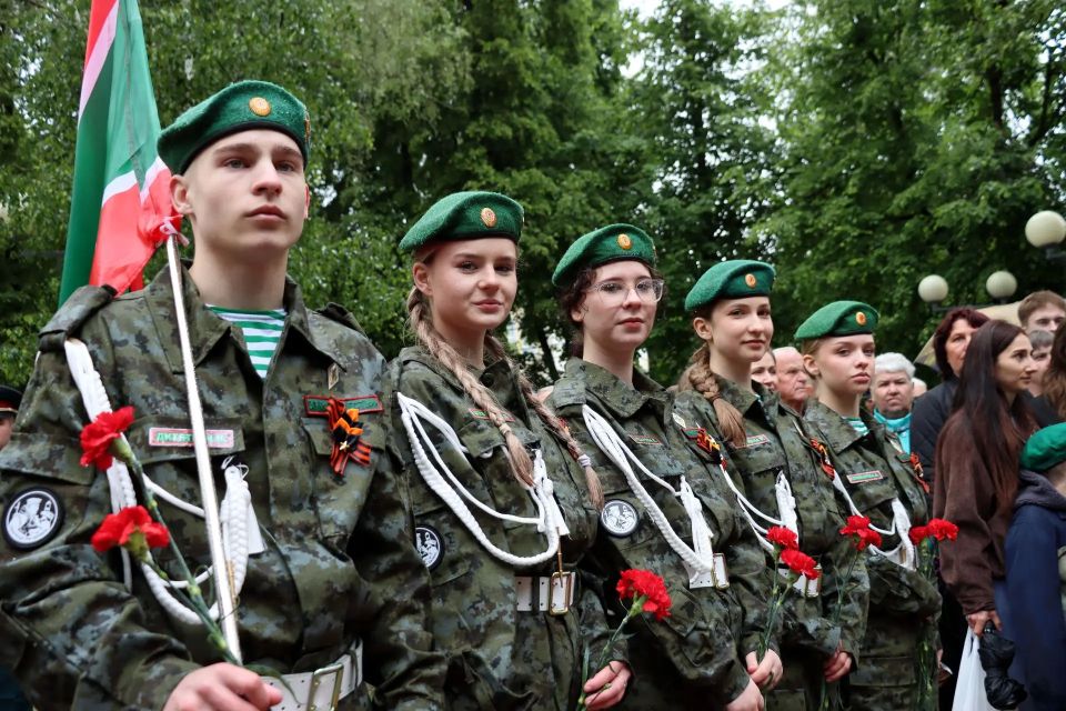 На страже рубежей: памятник Героям-пограничникам торжественно открыли в Брянске! Среди участников церемонии – руководители региона, народный артист России Дмитрий Певцов, сенаторы и депутаты Госдумы, ветераны и сотрудники... На страже рубежей: памятник Героям-пограничникам торжественно открыли в Брянске! Среди участников церемонии – руководители региона, народный артист России Дмитрий Певцов, сенаторы и депутаты Госдумы, ветераны и сотрудники...