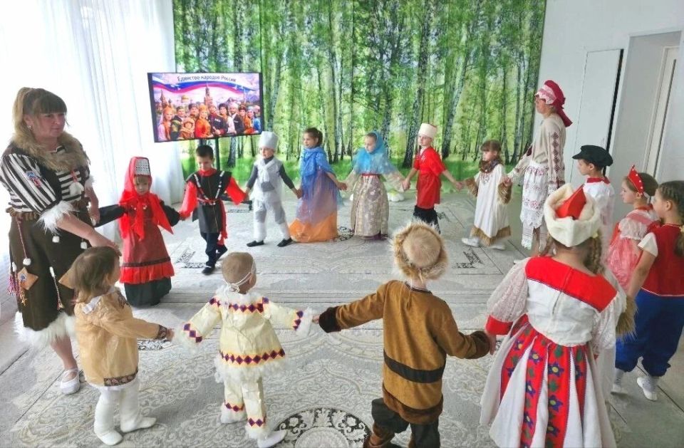 В рамках плана рабаты Года единства народов России, в детском саду № 7 "Орлёнок" прошла увлекательная игра-путешествие "Моя Россия – путешествие в разные регионы России" В рамках плана рабаты Года единства народов России, в детском саду № 7 "Орлёнок" прошла увлекательная игра-путешествие "Моя Россия – путешествие в разные регионы России"