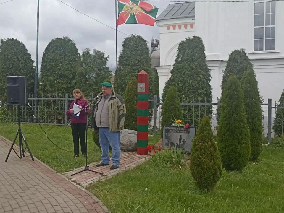28 мая на площади Советской города Мглина у памятника пограничникам прошел митинг, посвященный 108-й годовщине со дня образования пограничных войск России 28 мая на площади Советской города Мглина у памятника пограничникам прошел митинг, посвященный 108-й годовщине со дня образования пограничных войск России