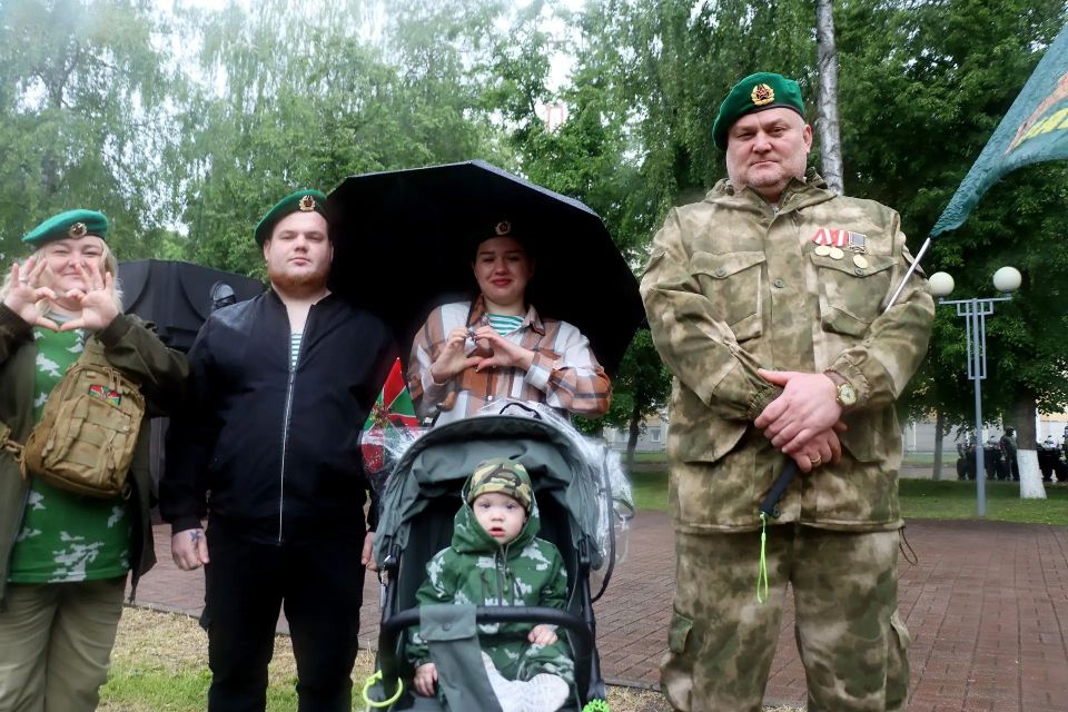 На страже рубежей: памятник Героям-пограничникам торжественно открыли в Брянске! Среди участников церемонии – руководители региона, народный артист России Дмитрий Певцов, сенаторы и депутаты Госдумы, ветераны и сотрудники... На страже рубежей: памятник Героям-пограничникам торжественно открыли в Брянске! Среди участников церемонии – руководители региона, народный артист России Дмитрий Певцов, сенаторы и депутаты Госдумы, ветераны и сотрудники...