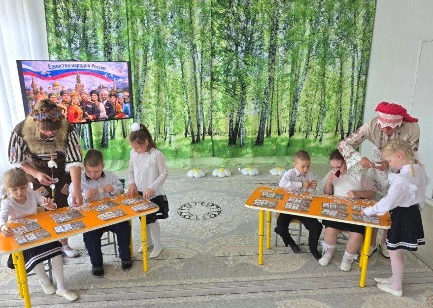 В рамках плана рабаты Года единства народов России, в детском саду № 7 "Орлёнок" прошла увлекательная игра-путешествие "Моя Россия – путешествие в разные регионы России" В рамках плана рабаты Года единства народов России, в детском саду № 7 "Орлёнок" прошла увлекательная игра-путешествие "Моя Россия – путешествие в разные регионы России"