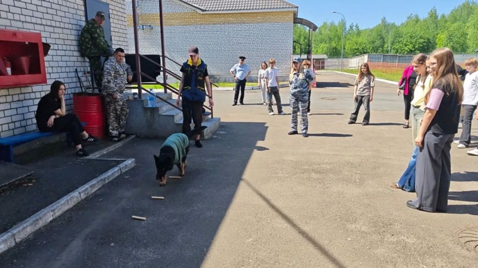 Брянские школьники посетили кинологический центр УМВД
