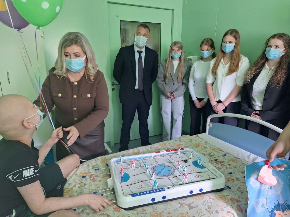 Инна Мухина: По доброй традиции накануне Дня защиты совместно с учениками Брянского Медицинского Сеченского Предуниверсария готовим поздравление в детском онкоцентре Инна Мухина: По доброй традиции накануне Дня защиты совместно с учениками Брянского Медицинского Сеченского Предуниверсария готовим поздравление в детском онкоцентре