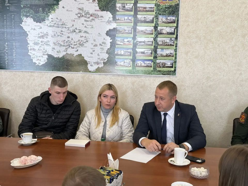 В Брянском районе вручили государственные награды семьям героев СВО В Брянском районе вручили государственные награды семьям героев СВО