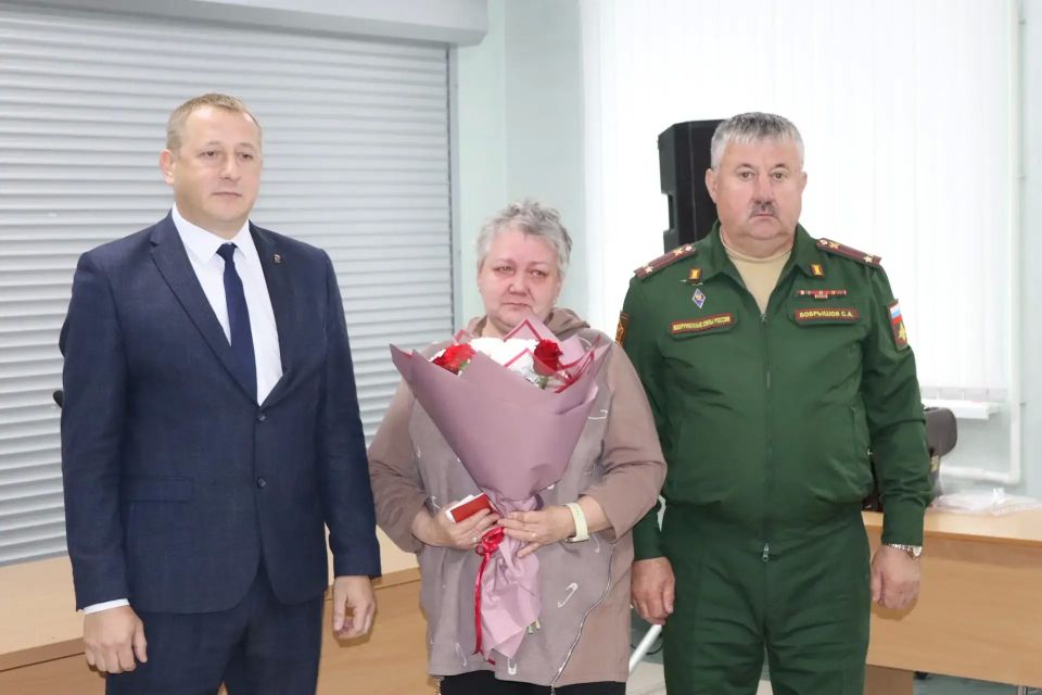 В Брянском районе вручили государственные награды семьям героев СВО В Брянском районе вручили государственные награды семьям героев СВО