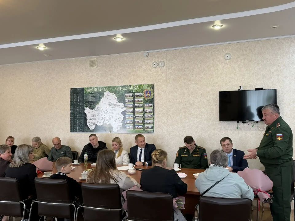 В Брянском районе вручили государственные награды семьям героев СВО В Брянском районе вручили государственные награды семьям героев СВО