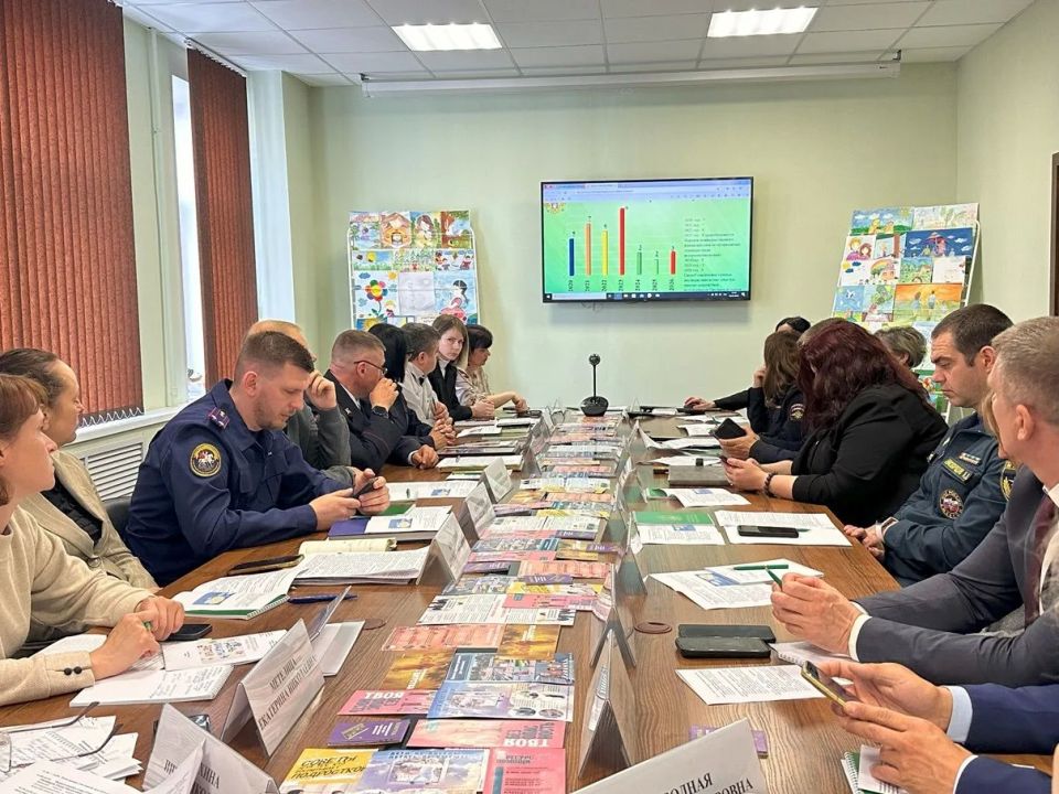 В преддверии Дня защиты детей, 28 мая, под председательством заместителя Губернатора Брянской области Юрия Михайловича Никифорова, председателя комиссии по делам несовершеннолетних и защите их прав при Правительстве Брянской... В преддверии Дня защиты детей, 28 мая, под председательством заместителя Губернатора Брянской области Юрия Михайловича Никифорова, председателя комиссии по делам несовершеннолетних и защите их прав при Правительстве Брянской...