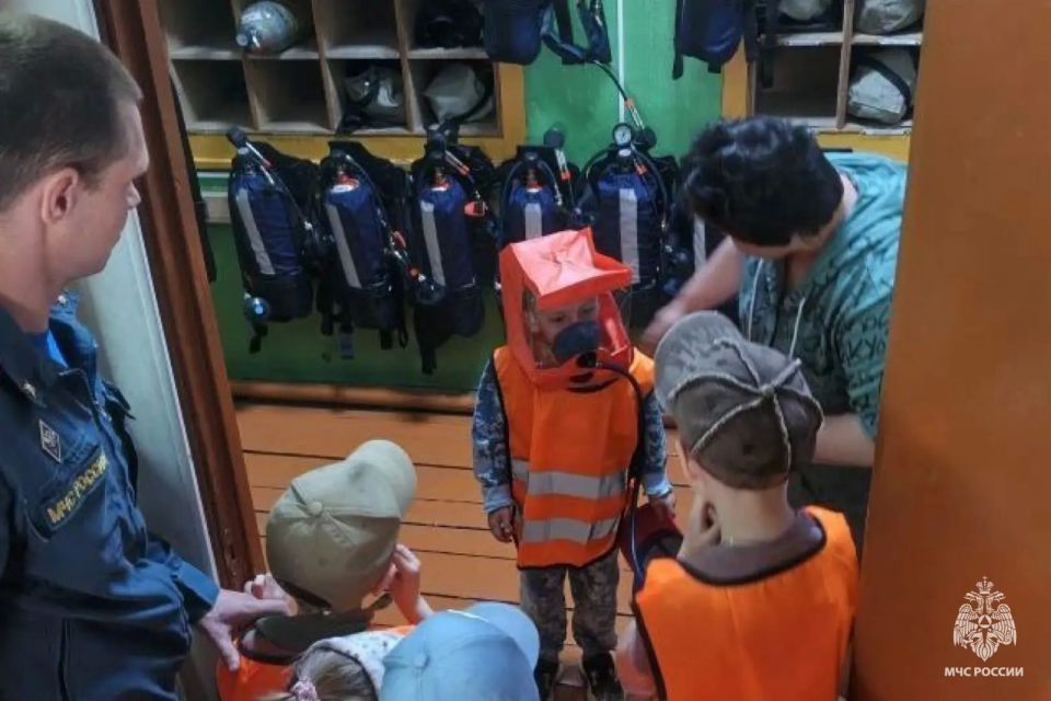 Открытый урок в ПСЧ-18: Обучение детей основам безопасности Открытый урок в ПСЧ-18: Обучение детей основам безопасности