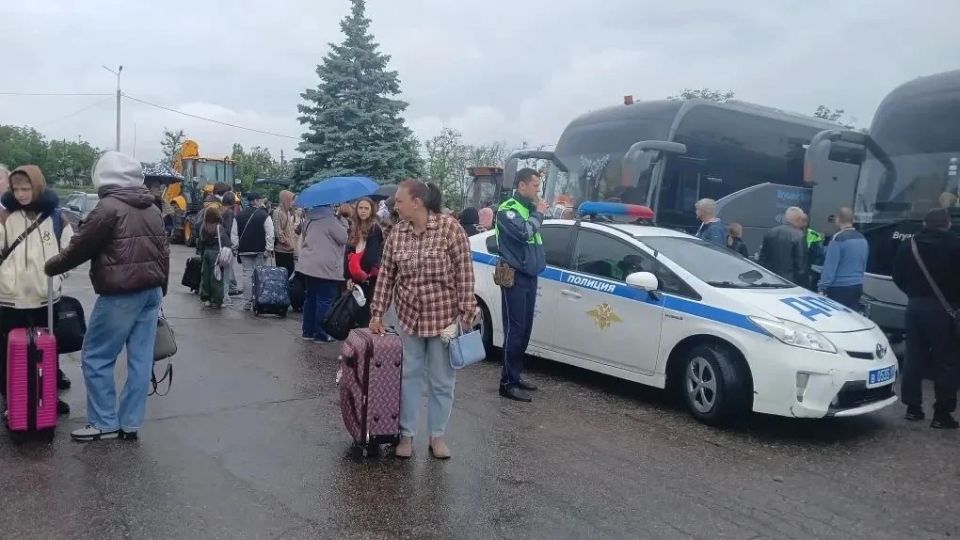 Сегодня встречали ребят из подшефной Брянки Луганской Народной Республики — они приехали отдыхать в наши оздоровительные детские лагеря Сегодня встречали ребят из подшефной Брянки Луганской Народной Республики — они приехали отдыхать в наши оздоровительные детские лагеря