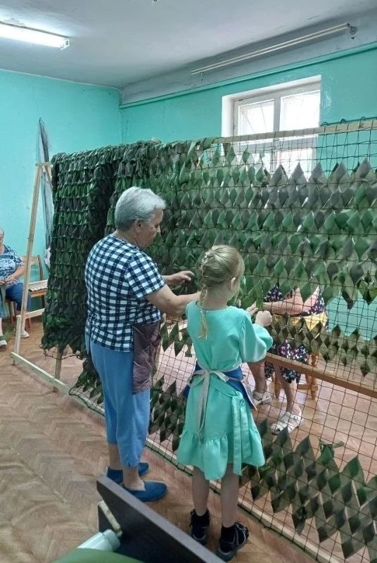 Игорь Шевелёв: Жители Дубровского района — от старшего поколения до совсем юных ребят — каждый день совершают важное и доброе дело: плетут маскировочные сети Игорь Шевелёв: Жители Дубровского района — от старшего поколения до совсем юных ребят — каждый день совершают важное и доброе дело: плетут маскировочные сети