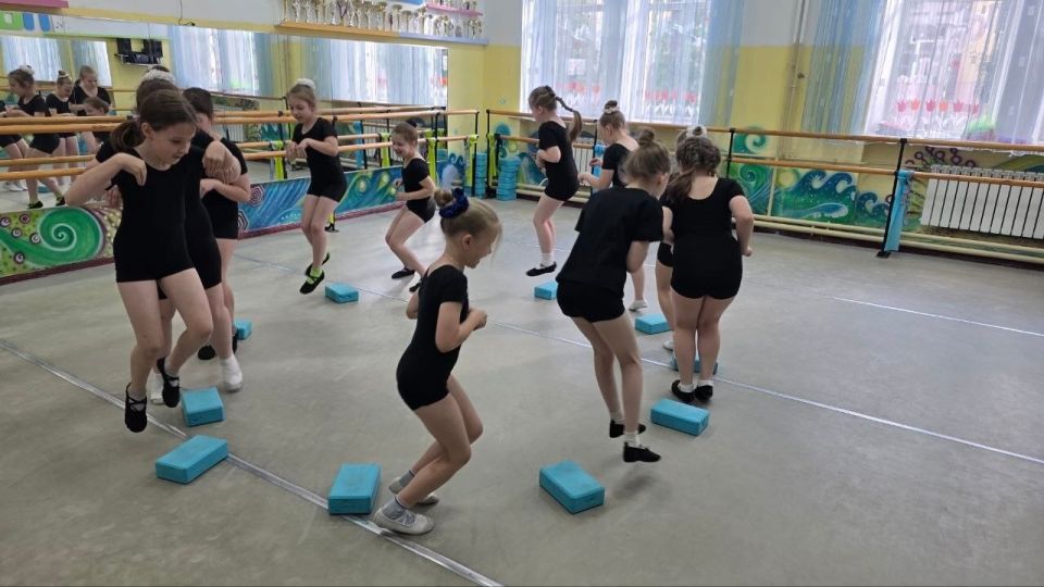 28 мая в танцевальном коллективе «Акварель» Центра детского творчества состоялась игровая программа «Детство-чудетство» 28 мая в танцевальном коллективе «Акварель» Центра детского творчества состоялась игровая программа «Детство-чудетство»