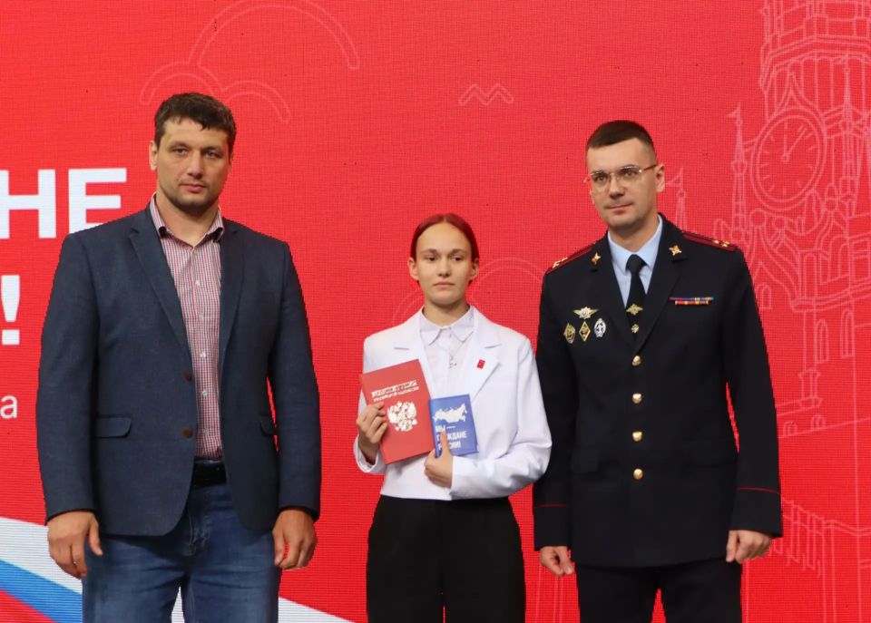 В День защиты детей в Брянской области полицейские вручили юным жителям региона первые паспорта В День защиты детей в Брянской области полицейские вручили юным жителям региона первые паспорта