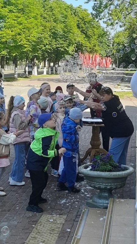 В Международный день защиты детей в Брянском областном театре кукол состоялся яркий и незабываемый праздник для воспитанников детских садов Володарского района