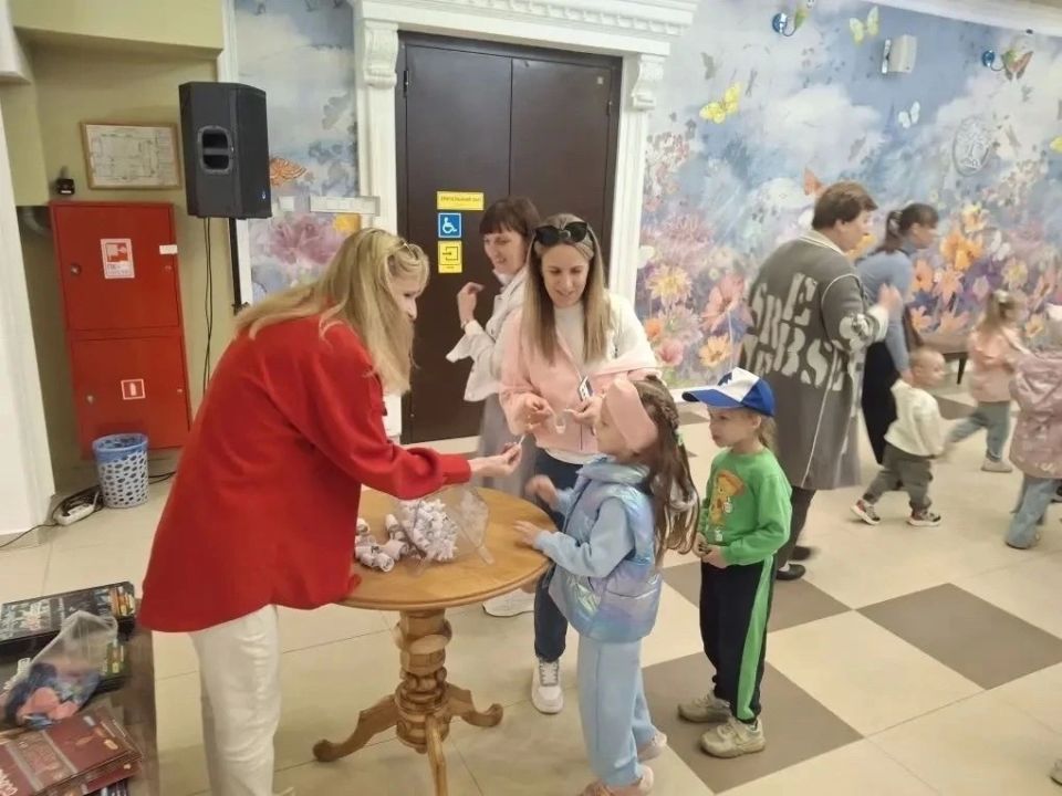 В Международный день защиты детей в Брянском областном театре кукол состоялся яркий и незабываемый праздник для воспитанников детских садов Володарского района В Международный день защиты детей в Брянском областном театре кукол состоялся яркий и незабываемый праздник для воспитанников детских садов Володарского района