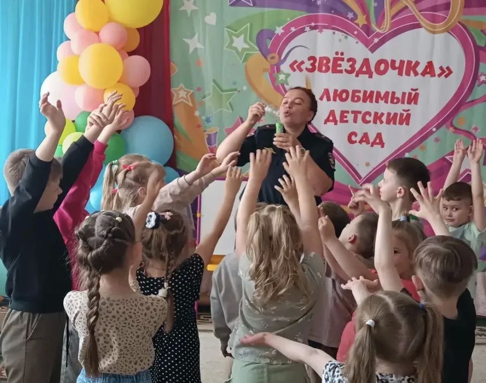 В Унече транспортные полицейские подарили дошкольникам настоящий праздник ко Дню защиты детей! В Унече транспортные полицейские подарили дошкольникам настоящий праздник ко Дню защиты детей!