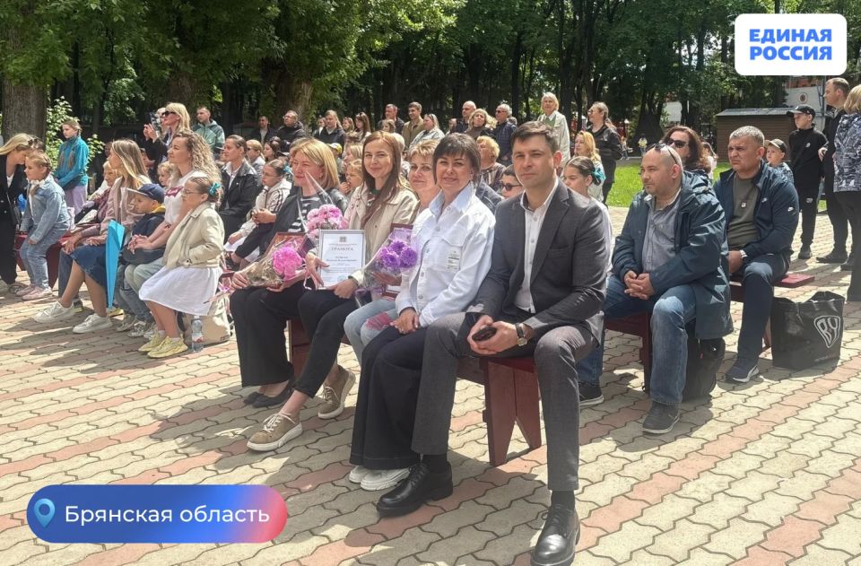 Партийцы и сторонники «Единой России» подарили брянцам праздник ко Дню соседей Партийцы и сторонники «Единой России» подарили брянцам праздник ко Дню соседей
