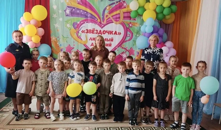 В Унече транспортные полицейские подарили дошкольникам настоящий праздник ко Дню защиты детей!