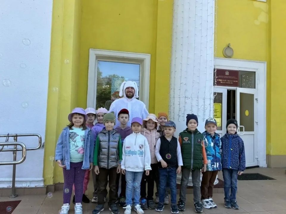 В Международный день защиты детей в Брянском областном театре кукол состоялся яркий и незабываемый праздник для воспитанников детских садов Володарского района В Международный день защиты детей в Брянском областном театре кукол состоялся яркий и незабываемый праздник для воспитанников детских садов Володарского района