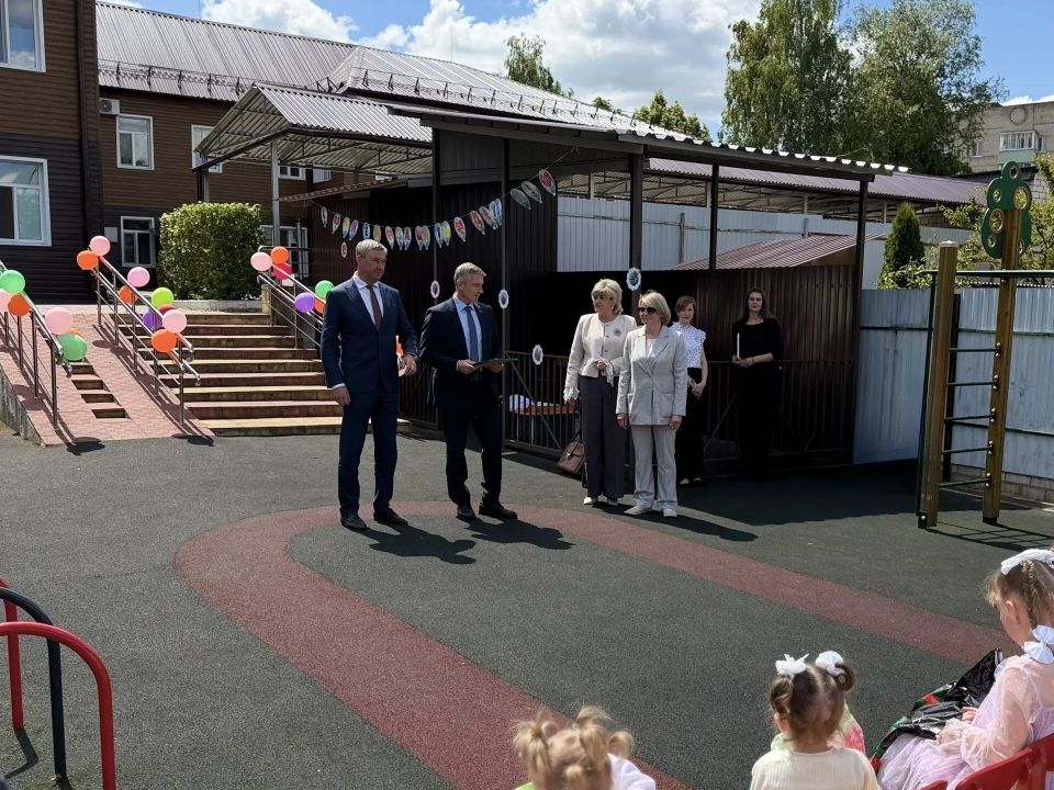 Сегодня, 1 июня, в Международный день защиты детей, глава города Клинцы Олег Шкуратов, глава Клинцовской городской администрации Сергей Евтеев, заместитель главы Клинцовской городской администрации Ольга Раввина посетили...