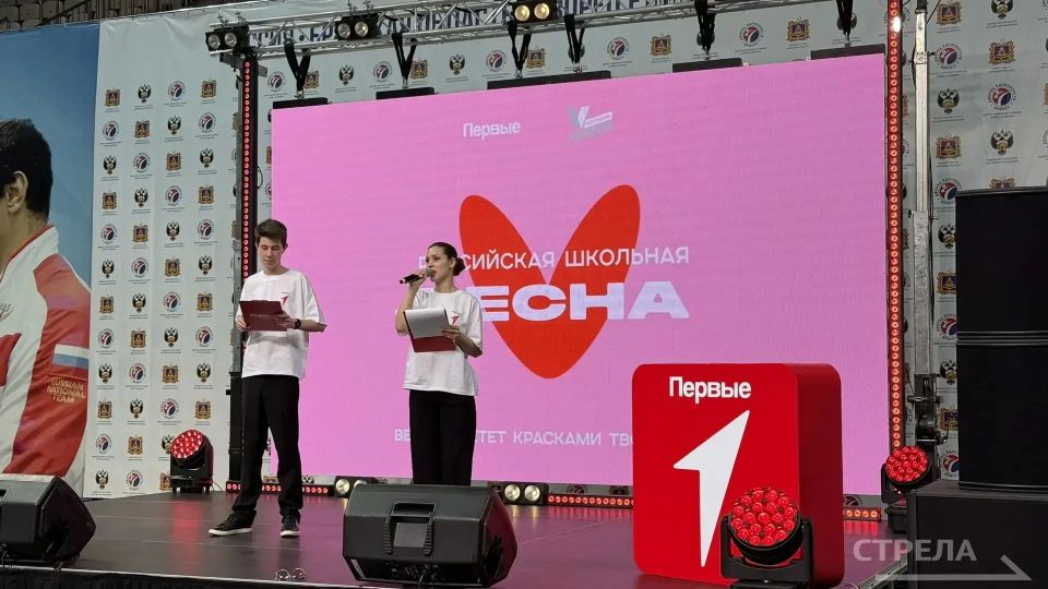 После официального открытия фестиваля детства и юности Движения Первых Брянской области и работы регионального координационного совета старт масштабному празднику дал яркий концерт