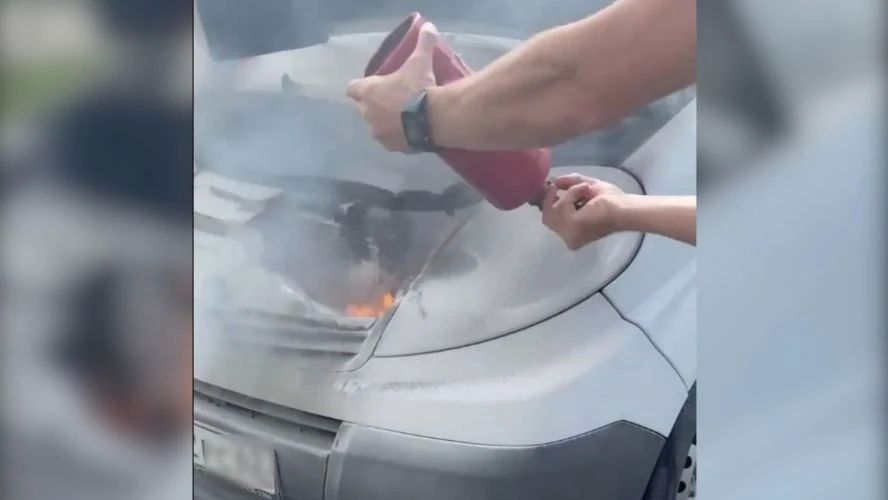 Брянские росгвардейцы помогли остудить "перегревшийся на солнце" автомобиль