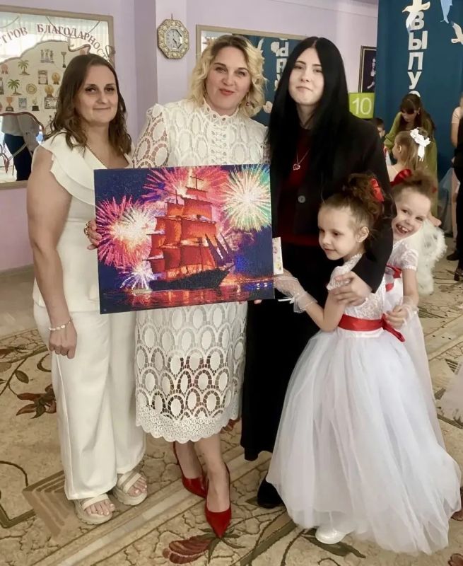 «Алые паруса мечты»: как «Ёлочка» проводила в большое плавание своих выпускников «Алые паруса мечты»: как «Ёлочка» проводила в большое плавание своих выпускников