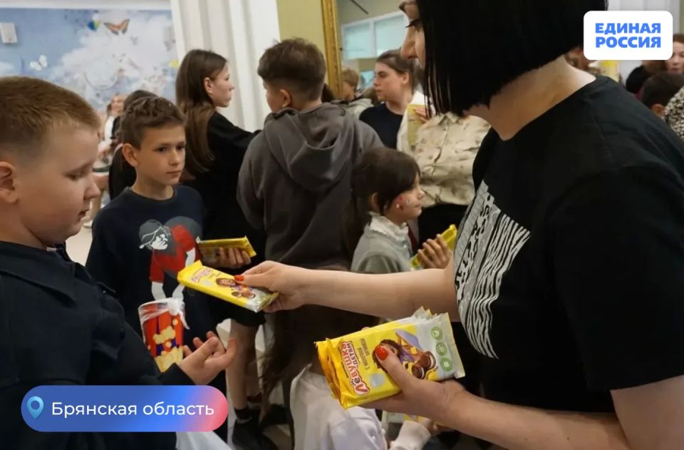 Николай Щеглов передал сладкие подарки детям Николай Щеглов передал сладкие подарки детям
