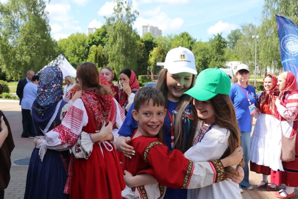 Значимым событием второго дня фестиваля стал торжественный митинг у монумента «Круговая оборона» Значимым событием второго дня фестиваля стал торжественный митинг у монумента «Круговая оборона»
