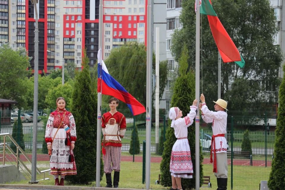 Международный детский фестиваль «Родник славянской дружбы» объединил таланты из Беларуси и России Международный детский фестиваль «Родник славянской дружбы» объединил таланты из Беларуси и России