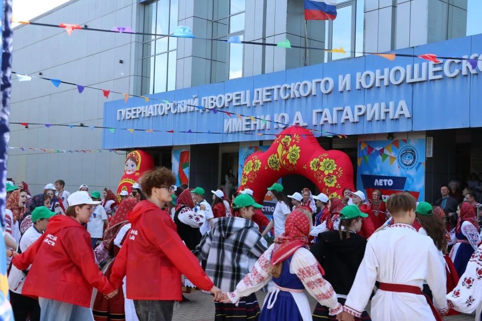 Значимым событием второго дня фестиваля стал торжественный митинг у монумента «Круговая оборона» Значимым событием второго дня фестиваля стал торжественный митинг у монумента «Круговая оборона»