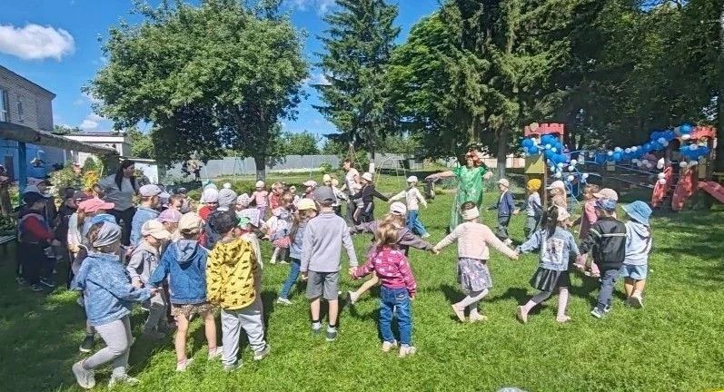 В детском садике Гуси - Лебеди состоялось мероприятие, которое объединило сразу два замечательных праздника: День защиты детей и первый день лета! С раннего утра на территории нашего детского сада звучала весёлая музыка В детском садике Гуси - Лебеди состоялось мероприятие, которое объединило сразу два замечательных праздника: День защиты детей и первый день лета! С раннего утра на территории нашего детского сада звучала весёлая музыка