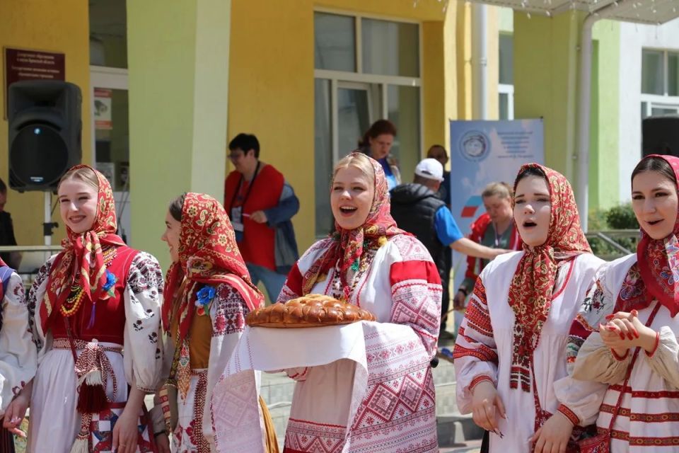 Международный детский фестиваль «Родник славянской дружбы» объединил таланты из Беларуси и России Международный детский фестиваль «Родник славянской дружбы» объединил таланты из Беларуси и России