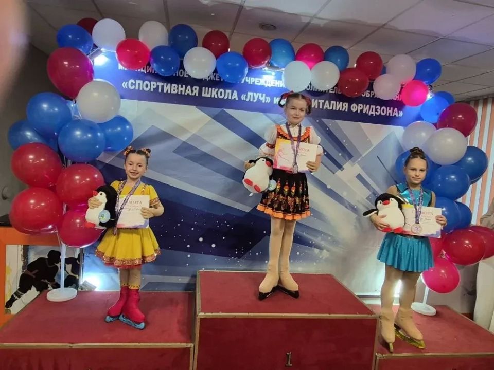 Юные фигуристы Брянска вернулись с медалями из Клинцов Юные фигуристы Брянска вернулись с медалями из Клинцов