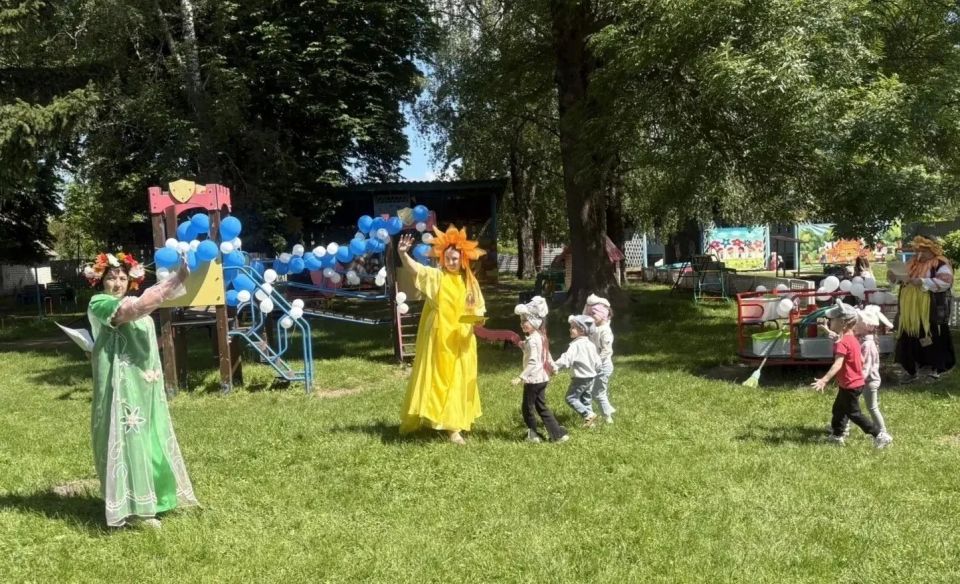 В детском садике Гуси - Лебеди состоялось мероприятие, которое объединило сразу два замечательных праздника: День защиты детей и первый день лета! С раннего утра на территории нашего детского сада звучала весёлая музыка В детском садике Гуси - Лебеди состоялось мероприятие, которое объединило сразу два замечательных праздника: День защиты детей и первый день лета! С раннего утра на территории нашего детского сада звучала весёлая музыка