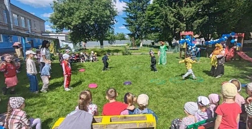 В детском садике Гуси - Лебеди состоялось мероприятие, которое объединило сразу два замечательных праздника: День защиты детей и первый день лета! С раннего утра на территории нашего детского сада звучала весёлая музыка В детском садике Гуси - Лебеди состоялось мероприятие, которое объединило сразу два замечательных праздника: День защиты детей и первый день лета! С раннего утра на территории нашего детского сада звучала весёлая музыка