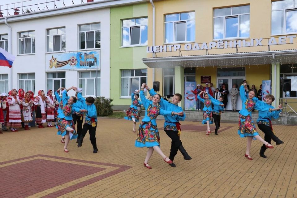 Международный детский фестиваль «Родник славянской дружбы» объединил таланты из Беларуси и России Международный детский фестиваль «Родник славянской дружбы» объединил таланты из Беларуси и России