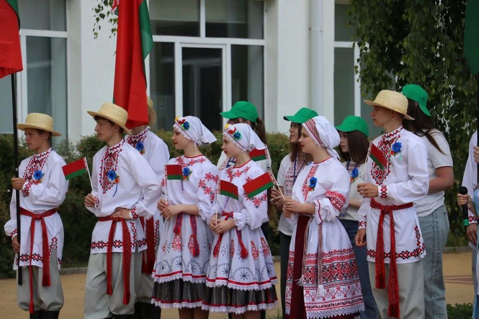 Международный детский фестиваль «Родник славянской дружбы» объединил таланты из Беларуси и России Международный детский фестиваль «Родник славянской дружбы» объединил таланты из Беларуси и России