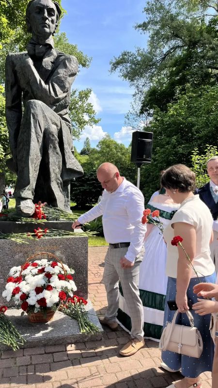 6 июня 2026 года Музей-заповедник Ф.И. Тютчева «Овстуг» встретил гостей 65-го Всероссийского праздника поэзии, посвященного творчеству Ф.И. Тютчева, «Родник поэзии твоей…» 6 июня 2026 года Музей-заповедник Ф.И. Тютчева «Овстуг» встретил гостей 65-го Всероссийского праздника поэзии, посвященного творчеству Ф.И. Тютчева, «Родник поэзии твоей…»