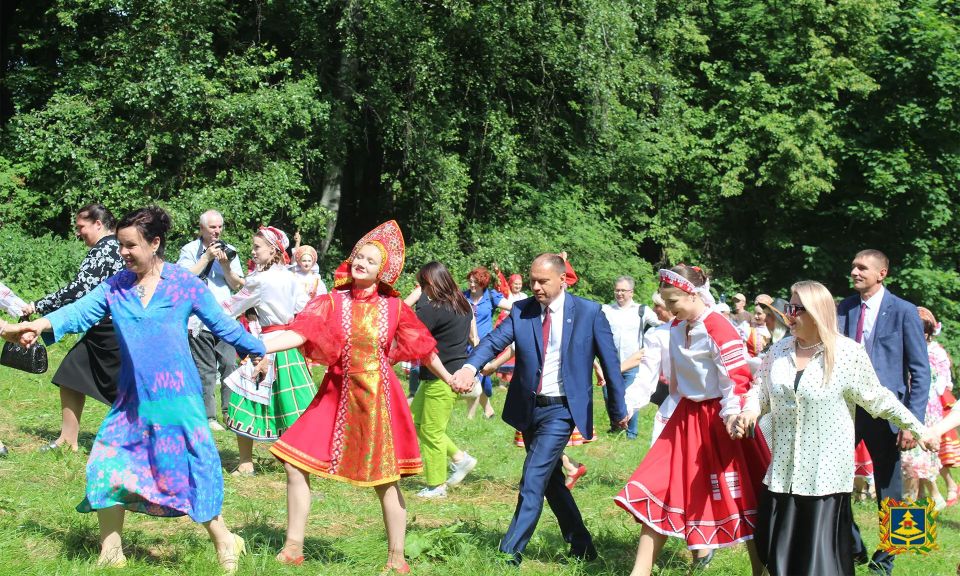 6 июня в Овстуге состоялся 65-й Всероссийский праздник поэзии, посвященный творчеству Ф.И. Тютчева, «Родник поэзии твоей…» 6 июня в Овстуге состоялся 65-й Всероссийский праздник поэзии, посвященный творчеству Ф.И. Тютчева, «Родник поэзии твоей…»