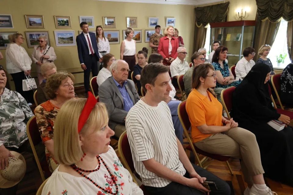6 июня в Овстуге в рамках 65-го Всероссийского праздника поэзии «Родник поэзии твоей…» прошла творческая встреча «Слов свет сквозь тени времени…» с лауреатами премии имени Ф.И. Тютчева «Русский путь» 6 июня в Овстуге в рамках 65-го Всероссийского праздника поэзии «Родник поэзии твоей…» прошла творческая встреча «Слов свет сквозь тени времени…» с лауреатами премии имени Ф.И. Тютчева «Русский путь»