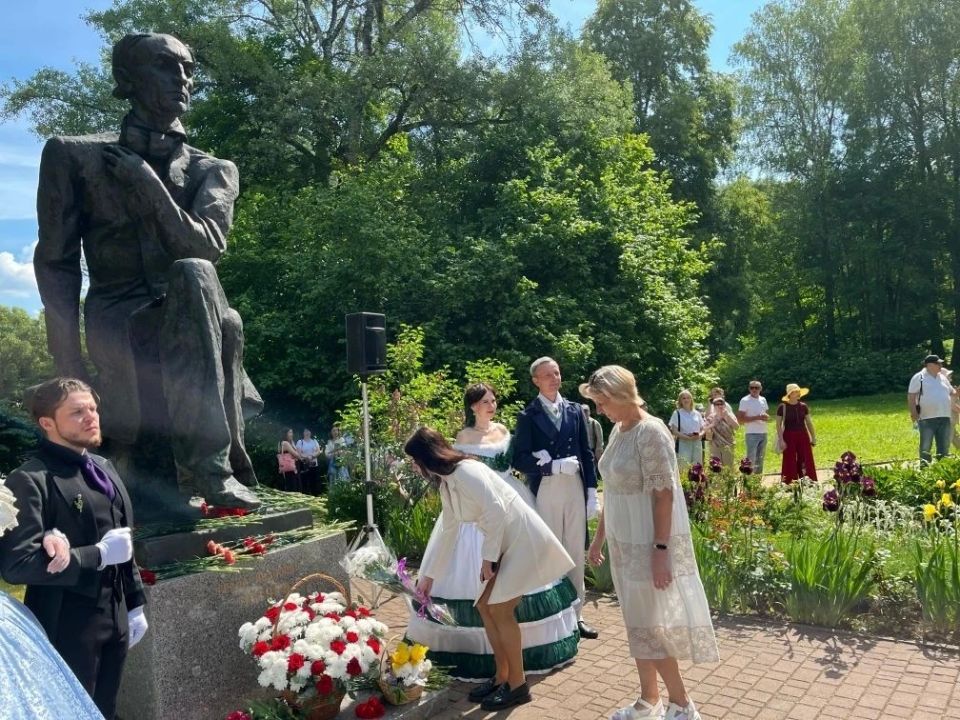 6 июня в музее-заповеднике Ф. И. Тютчева «Овстуг» прошёл 65-й юбилейный Всероссийский праздник поэзии, посвящённый творчеству Ф. И. Тютчева, — «Родник поэзии твоей…» 6 июня в музее-заповеднике Ф. И. Тютчева «Овстуг» прошёл 65-й юбилейный Всероссийский праздник поэзии, посвящённый творчеству Ф. И. Тютчева, — «Родник поэзии твоей…»