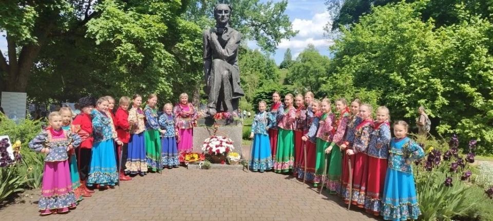 6 июня в Овстуге состоялся 65-й Всероссийский праздник поэзии, посвященный творчеству Ф.И. Тютчева, «Родник поэзии твоей…» 6 июня в Овстуге состоялся 65-й Всероссийский праздник поэзии, посвященный творчеству Ф.И. Тютчева, «Родник поэзии твоей…»