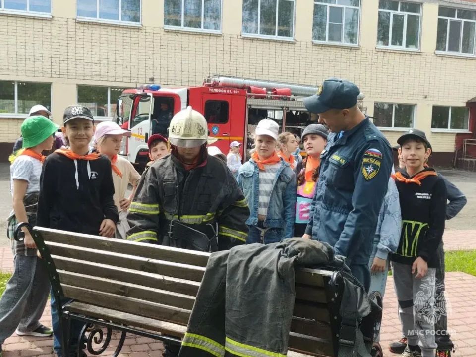 Секреты пожарных: чему научили ребят из летнего лагеря огнеборцы ПСЧ13 Секреты пожарных: чему научили ребят из летнего лагеря огнеборцы ПСЧ13