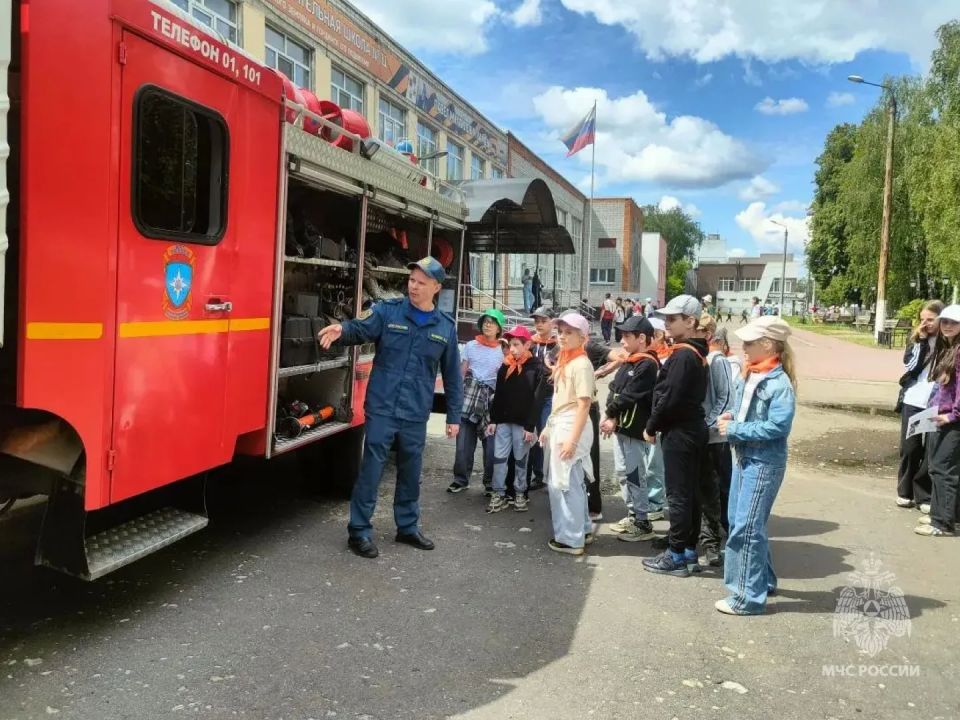 Секреты пожарных: чему научили ребят из летнего лагеря огнеборцы ПСЧ13 Секреты пожарных: чему научили ребят из летнего лагеря огнеборцы ПСЧ13